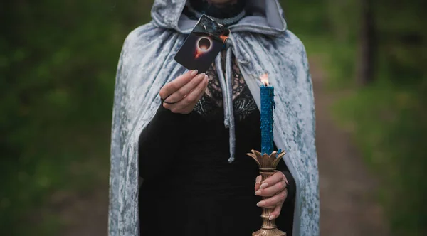 Magisch Ritueel Met Een Kaars Betovering Het Bos Hekserij Esoterisch — Stockfoto