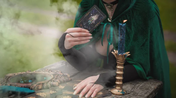 Μαγικό Τελετουργικό Κερί Και Ξόρκι Στο Δάσος Μαγεία Και Εσωτερική — Φωτογραφία Αρχείου