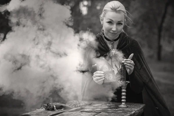 Varázslatos Rituálé Gyertyával Varázslattal Erdőben Boszorkányság Ezoterikus Koncepció Wicca Vagy — Stock Fotó