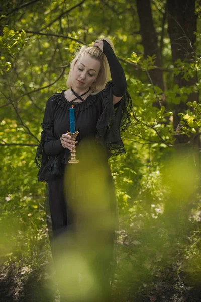 Kouzelný Rituál Svíčkou Kouzlem Lese Čarodějnictví Esoterický Koncept Čarodějnictví Nebo — Stock fotografie