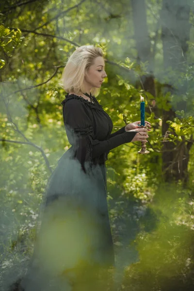 Magisch Ritueel Met Een Kaars Betovering Het Bos Hekserij Esoterisch — Stockfoto