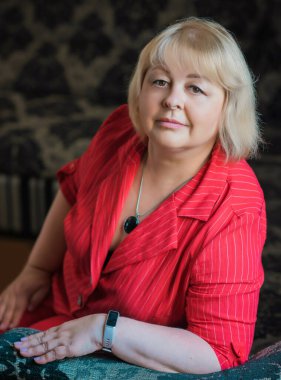 Kadın doktor psikoterapistinin iş portresi, enerji ve ruh sağlığı ile çalışma