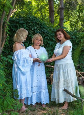 Üç kadının gücü, mistik atmosfer, ezoterik konsept, wicca enerji beyaz büyü