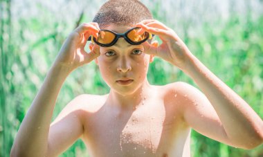 13 yaşında gölde yüzen genç bir çocuk, çocuk yaşam tarzı. Hayatın tadını çıkar.