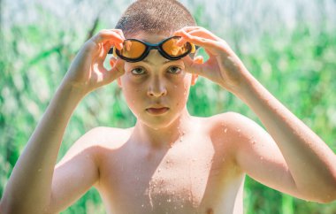13 yaşında gölde yüzen genç bir çocuk, çocuk yaşam tarzı. Hayatın tadını çıkar.