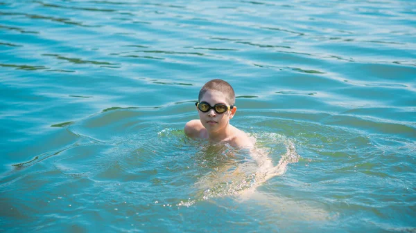 13歳の少年湖で泳いで 子供のライフスタイル 人生を楽しむ — ストック写真