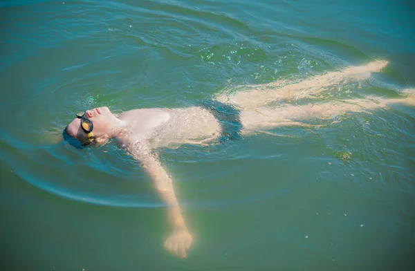 Anos Adolescente Nadando Lago Estilo Vida Das Crianças Aproveite Vida — Fotografia de Stock