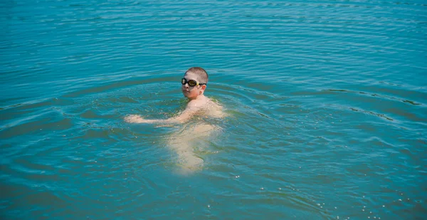 Anos Adolescente Nadando Lago Estilo Vida Das Crianças Aproveite Vida — Fotografia de Stock