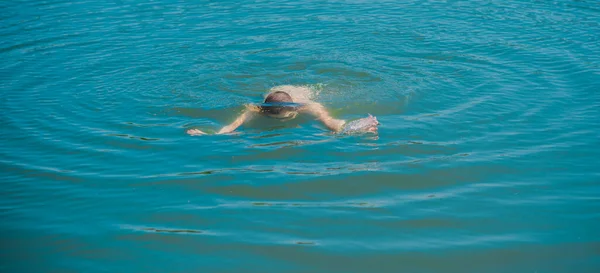 13歳の少年湖で泳いで 子供のライフスタイル 人生を楽しむ — ストック写真