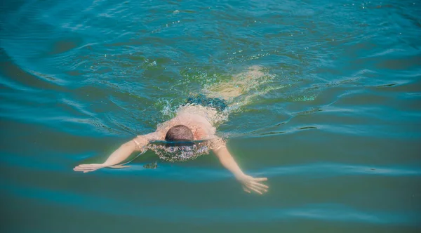 Anni Adolescente Ragazzo Nuoto Nel Lago Stile Vita Dei Bambini — Foto Stock