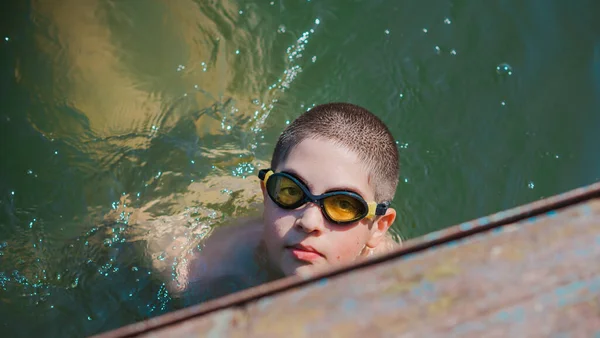 Let Teenage Boy Swimming Lake Children Lifestyle Užijte Život — Stock fotografie