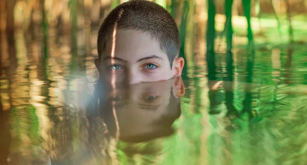 Ετών Εφηβικό Αγόρι Που Κολυμπά Στη Λίμνη Παιδικός Τρόπος Ζωής — Φωτογραφία Αρχείου
