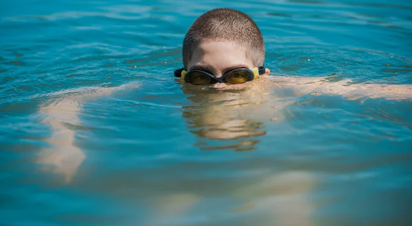 Años Adolescente Nadando Lago Estilo Vida Infantil Disfruta Vida —  Fotos de Stock