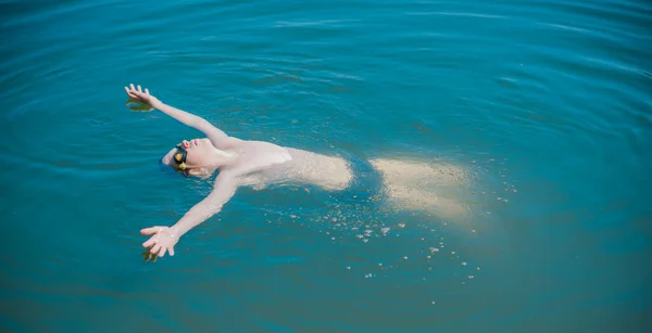 13岁男孩在湖中游泳 孩子们的生活方式 好好享受生活吧 — 图库照片