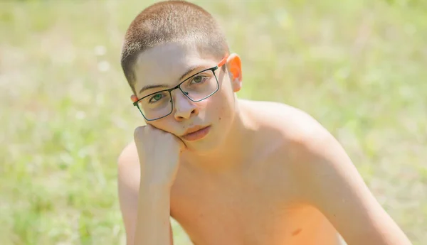 Adolescente Menino Retrato Uma Natureza Crianças Estilo Vida Aproveite Vida — Fotografia de Stock