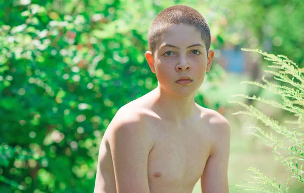 Adolescente Menino Retrato Uma Natureza Crianças Estilo Vida Aproveite Vida — Fotografia de Stock