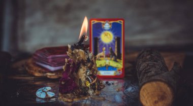 Mihrapta mum yanar, mumlar arasında sihir, temiz negatif enerji, cadı kavramı.