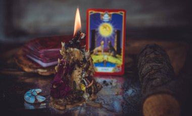 Mihrapta mum yanar, mumlar arasında sihir, temiz negatif enerji, cadı kavramı.