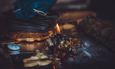 Mihrapta mum yanar, mumlar arasında sihir, temiz negatif enerji, cadı kavramı.