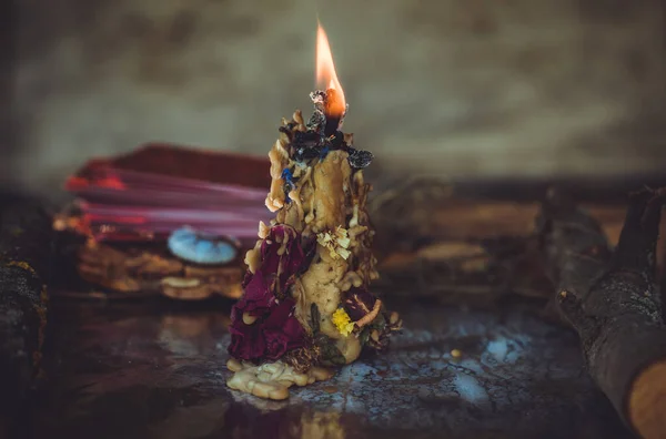 Свічка Горить Вівтарі Магія Серед Свічок Чиста Негативна Енергія Концепція — стокове фото