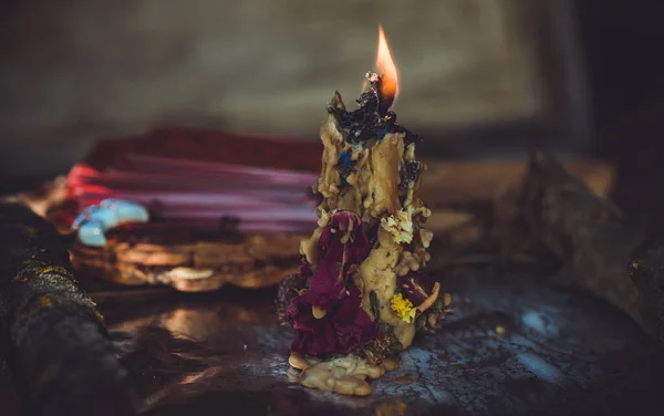 Свічка Горить Вівтарі Магія Серед Свічок Чиста Негативна Енергія Концепція — стокове фото