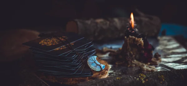 Mihrapta mum yanar, mumlar arasında sihir, temiz negatif enerji, cadı kavramı.