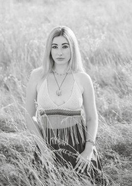 Klasik Boho tarzı, günbatımında hippi tarzı bir kız, şık kıyafetler ve detaylar..