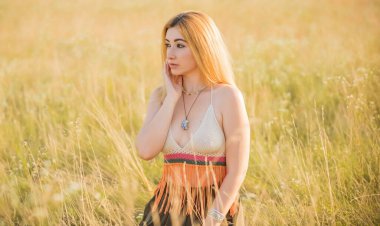 Klasik Boho tarzı, günbatımında hippi tarzı bir kız, şık kıyafetler ve detaylar..