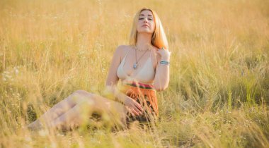 Klasik Boho tarzı, günbatımında hippi tarzı bir kız, şık kıyafetler ve detaylar..