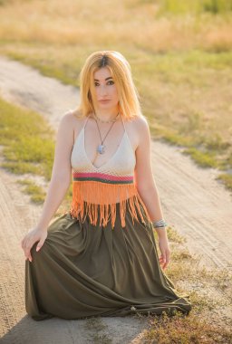 Klasik Boho tarzı, günbatımında hippi tarzı bir kız, şık kıyafetler ve detaylar..