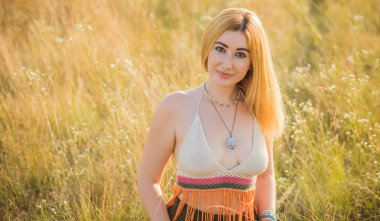 Klasik Boho tarzı, günbatımında hippi tarzı bir kız, şık kıyafetler ve detaylar..