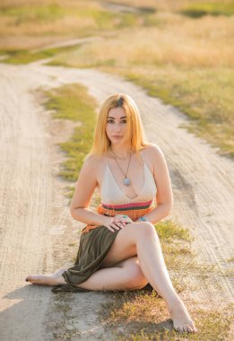 Klasik Boho tarzı, günbatımında hippi tarzı bir kız, şık kıyafetler ve detaylar..