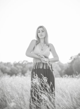 Klasik Boho tarzı, günbatımında hippi tarzı bir kız, şık kıyafetler ve detaylar..