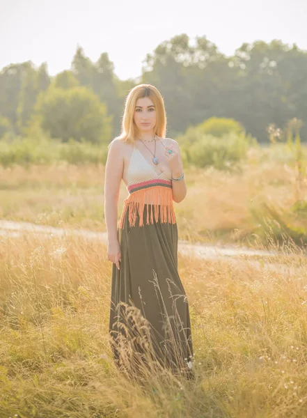 Estilo Boho Vintage Menina Estilo Hippie Pôr Sol Roupas Moda — Fotografia de Stock