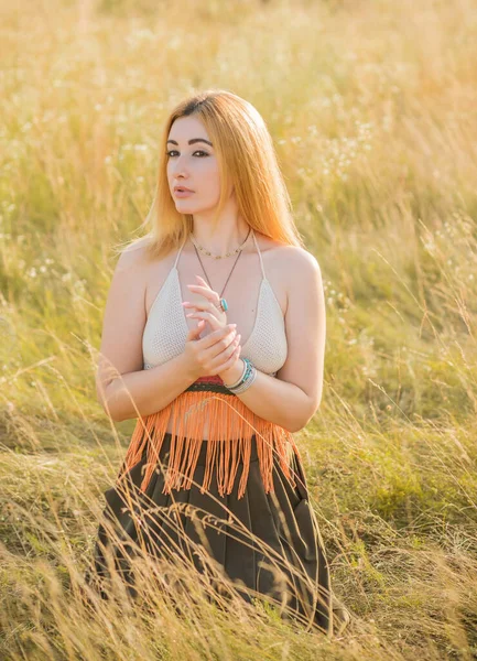 Vintage Στυλ Boho Κορίτσι Στυλ Hippie Στο Ηλιοβασίλεμα Μοντέρνα Ρούχα — Φωτογραφία Αρχείου