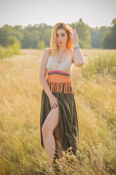 ヴィンテージボーロスタイル 日没時のヒッピースタイルの女の子 ファッショナブルな服や詳細 — ストック写真
