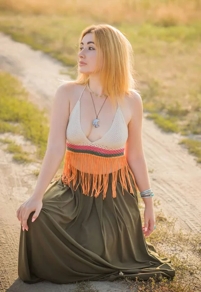 Vintage Boho Stil Mädchen Hippie Stil Bei Sonnenuntergang Modische Kleidung — Stockfoto