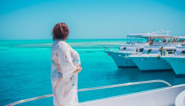 Tombul orta yaşlı kadın yatta dinleniyor, olgun kadınlar için yaşam tarzı, büyük beden kıyafetler. 