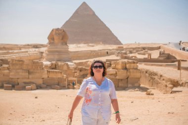 Piramitlere gezi, orta yaşlı kadın Mısır 'da dinlenme, olgun kadın yaşam tarzı. 