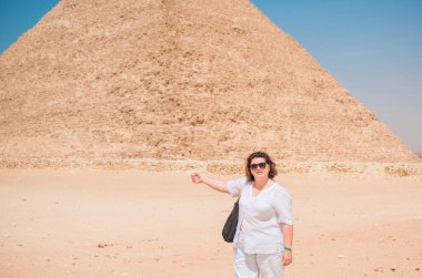 Piramitlere gezi, orta yaşlı kadın Mısır 'da dinlenme, olgun kadın yaşam tarzı. 