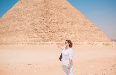 Piramitlere gezi, orta yaşlı kadın Mısır 'da dinlenme, olgun kadın yaşam tarzı. 