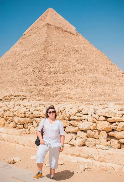 Excursão Pirâmides Mulher Meia Idade Descansa Egito Estilo Vida Senhoras — Fotografia de Stock