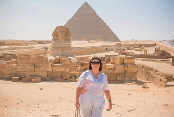 ピラミッドへの遠足 エジプトでの中年女性の休息 成熟した女性のライフスタイル — ストック写真