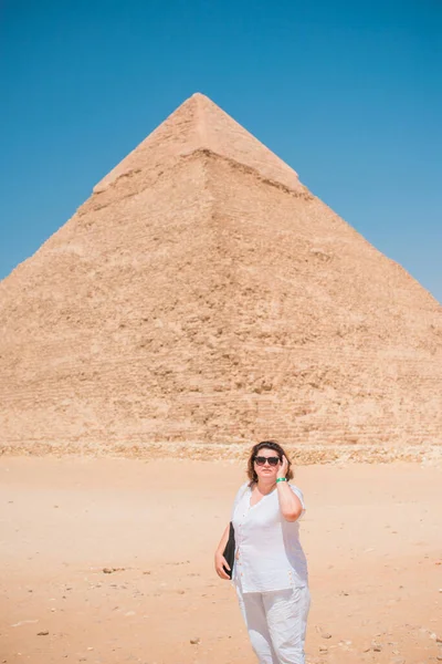 Utflykt Till Pyramiderna Medelålders Kvinna Vila Egypten Mogna Damer Livsstil — Stockfoto