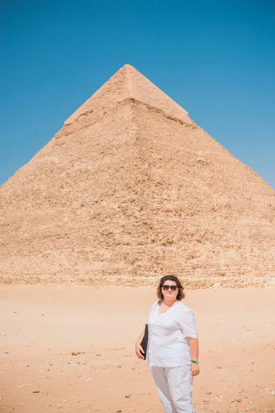 Utflykt Till Pyramiderna Medelålders Kvinna Vila Egypten Mogna Damer Livsstil — Stockfoto