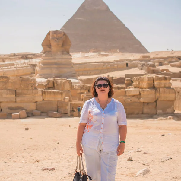 Excursión Las Pirámides Descanso Mujer Mediana Edad Egipto Estilo Vida — Foto de Stock