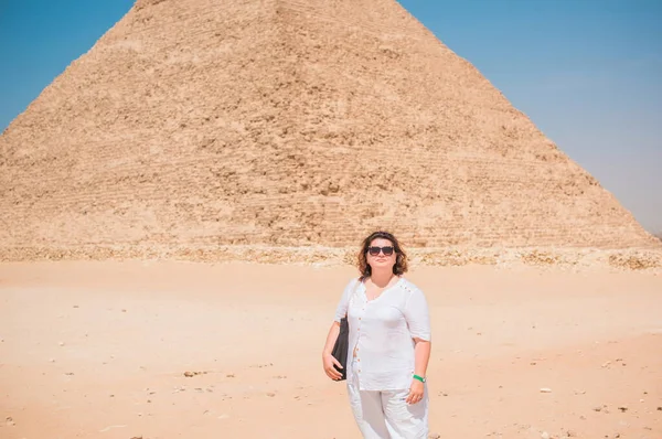 ピラミッドへの遠足 エジプトでの中年女性の休息 成熟した女性のライフスタイル — ストック写真
