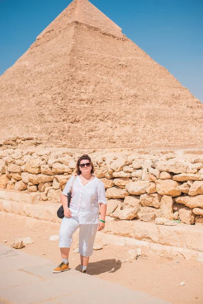 Utflykt Till Pyramiderna Medelålders Kvinna Vila Egypten Mogna Damer Livsstil — Stockfoto