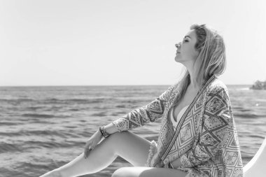 Yatta dinlenmek, tropikal tatil, tatil konsepti, güneşin altında dinlenen güzel bir kadın.