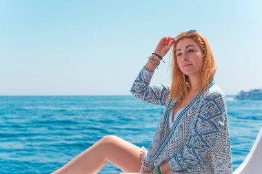 Yatta dinlenmek, tropikal tatil, tatil konsepti, güneşin altında dinlenen güzel bir kadın.